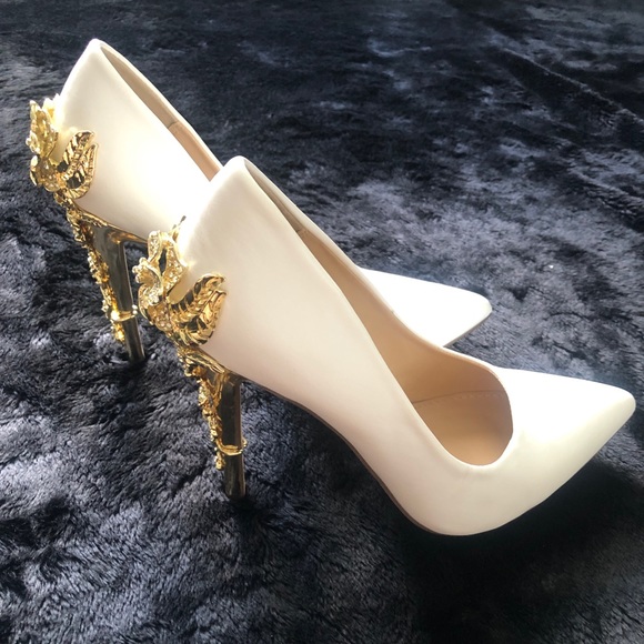 JustFab Shoes - White/Gold Pumps